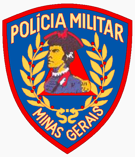 Escudo azul contornado de vermelho. Em cima a inscrição Polícia Militar. No centro temos o rosto do Alferes Tiradentes no meio o triângulo da Inconfidência Mineira ladeado por ramos de café. Em baixo a inscrição Minas Gerais.