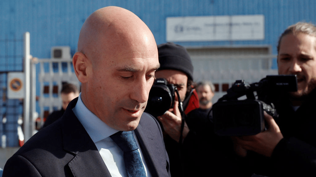 Members of the media surround former president of the Spanish football federation Luis Rubiales as he leaves the court