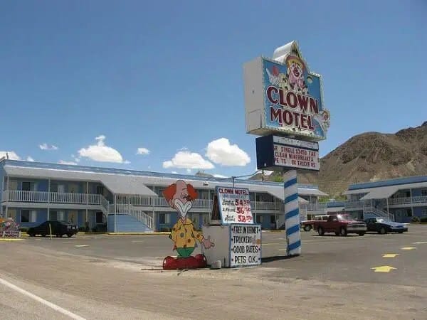 600x450xClown-Motel-Tonopah4-600x450.jpg.pagespeed.ic.71WyvleF0Z