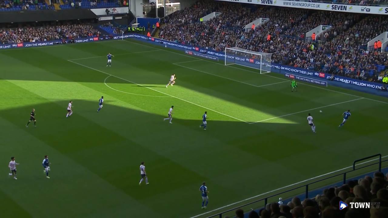 Still from first half of Ipswich Plymouth, Ipswich have the ball with their CB near their own touchline. Plymouth are pressing very high.