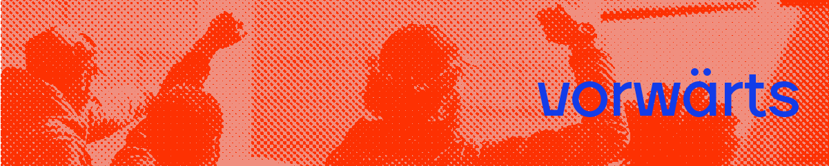 Ein verpixeltes Bild von mehreren Menschen, die uns den Rücken zugewandt haben und die Arme heben