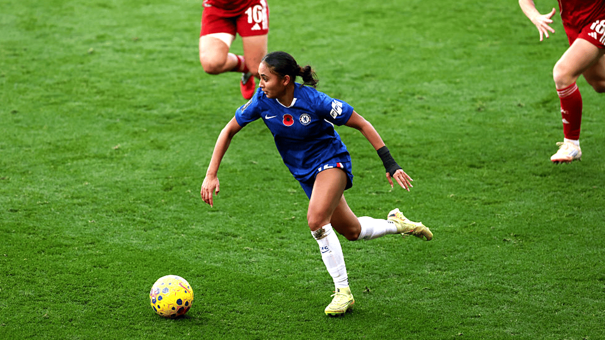 Alyssa Thompson of Chelsea runs with the ball during the Barclays Women's Super League match between Liverpool and Chelsea FC at The St Helens Stadium on November 16, 2025 in St Helens, England.
