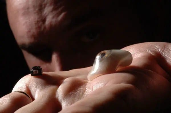 rob-spence-eyeborg4-600x398