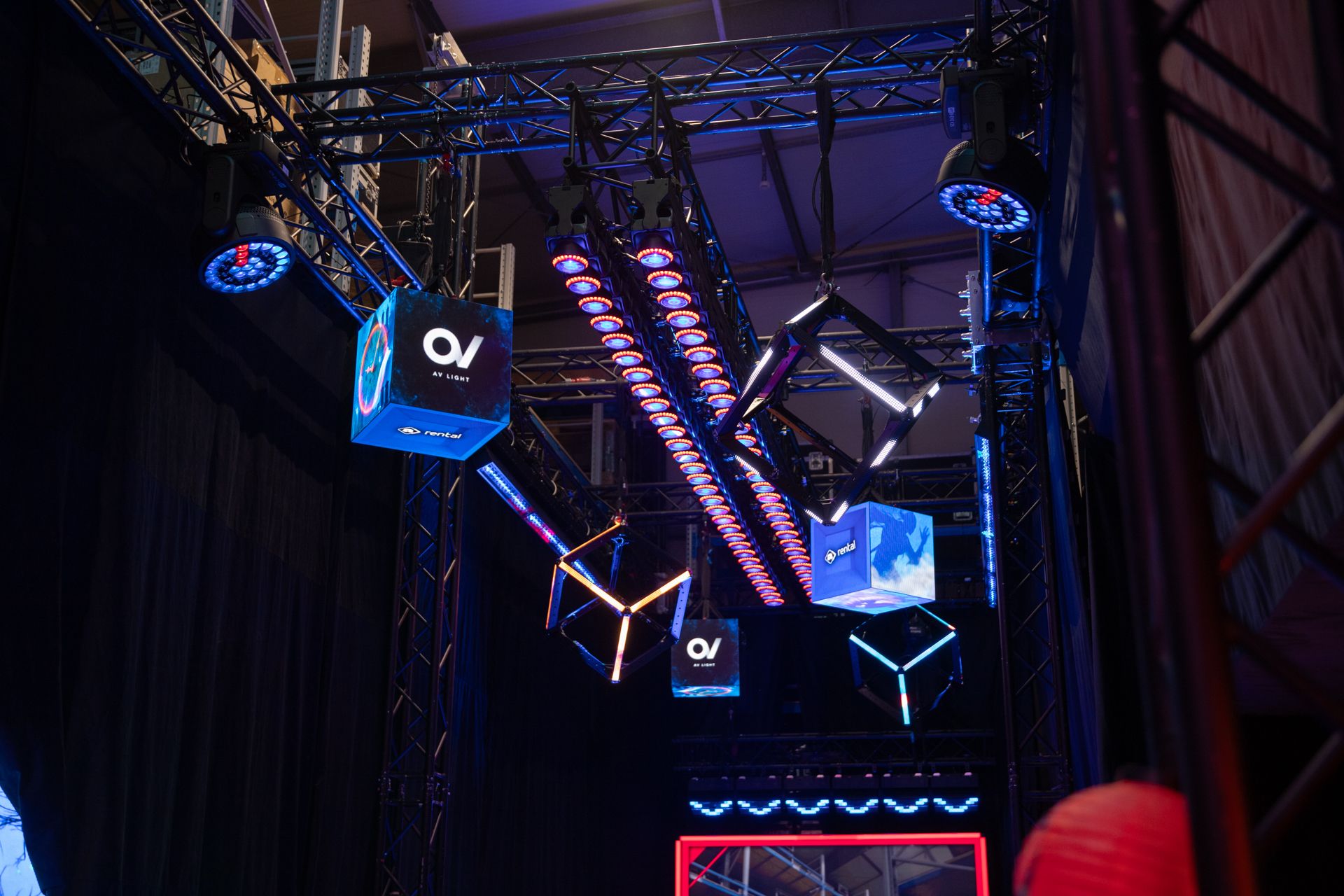 specjalistyczna-technika-na-wydarzenia-i-lampy-eventowe-na-wynajem-A-Rental