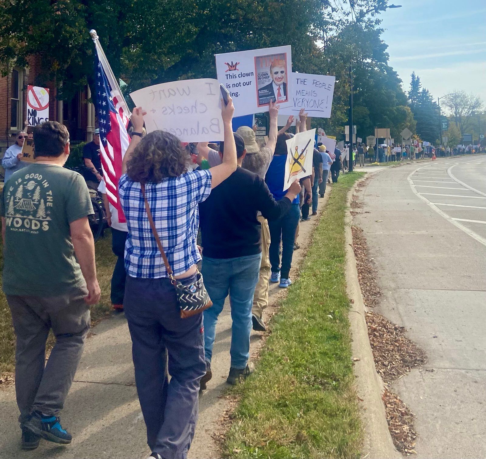 No Kings marchers line the sidewalk.