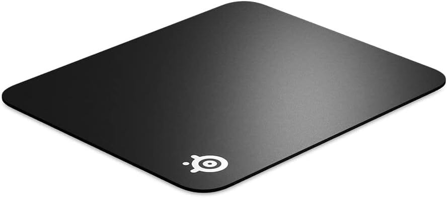 SteelSeries QcK Hard Pad – The Speed Demon A hard-surface gaming mouse pad with a non-slip base, placed in a minimalist, fast-action Halo Infinite competitive setup.