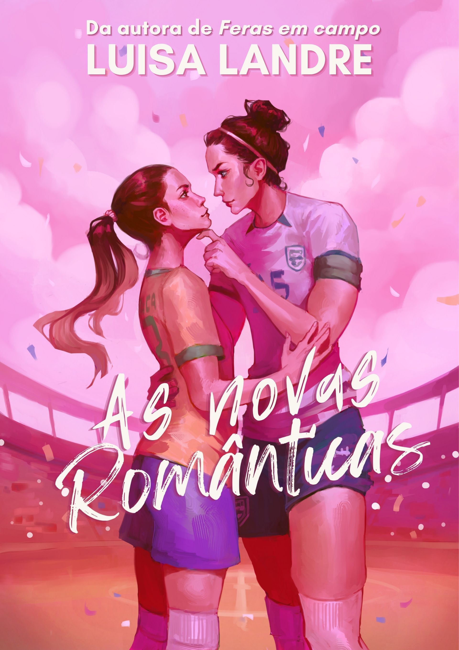 A capa mostra duas jogadoras, uma brasileira e outra britânica, se encarando apaixonadas em um estádio de futebol e sob o céu cor de rosa.