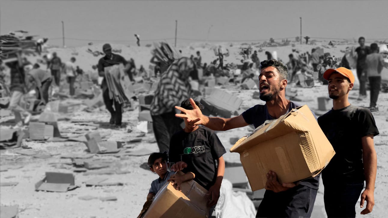 Gazans carrying aid boxes