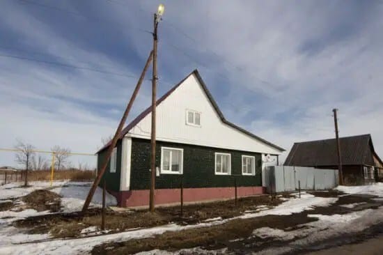 champagne-bottle-house3-550x366