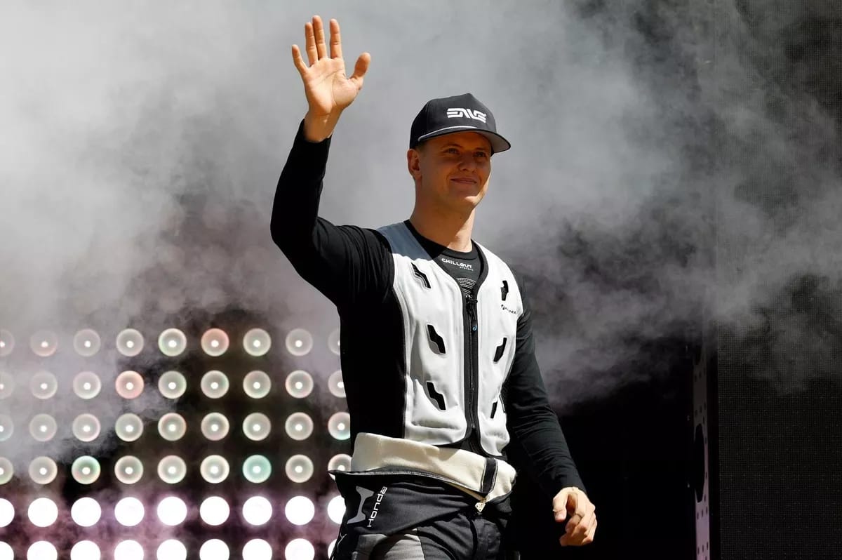 Mick Schumacher waving