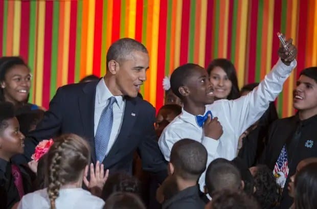 barack-obama-con-un-joven-militante-en-washington-en-mayo