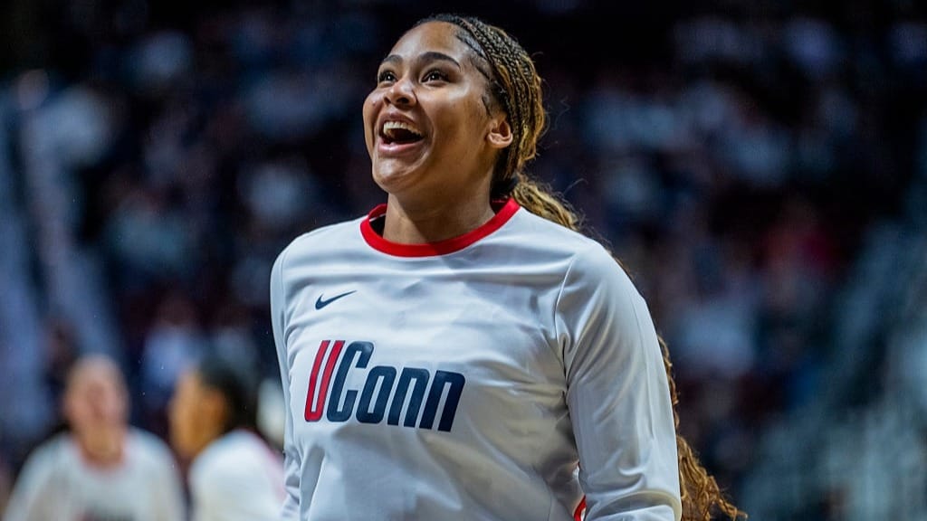  Sarah Strong #21 of the Connecticut Huskies warms up before the championship game of the Big East Women’s Basketball Tournament