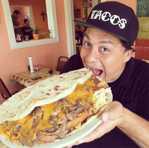 giant-taco-challenge2-600x597