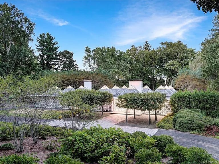 A MidCentury Home Fit for a Bond Villain