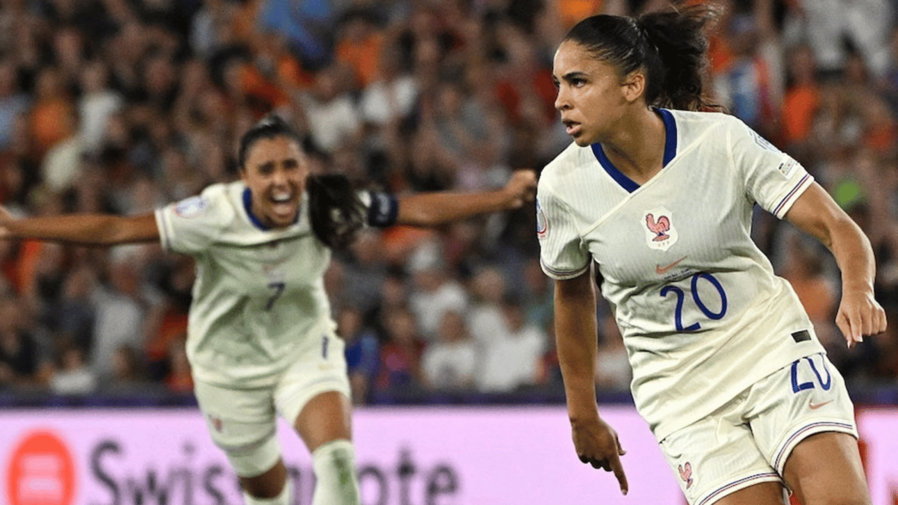 France's forward #20 Delphine Cascarino (R) celebrates after scoring France's third goal 