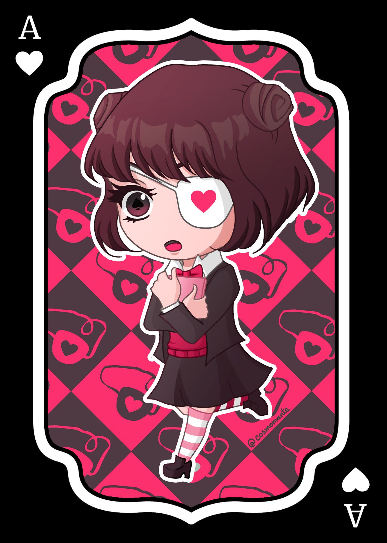 Ilustração da personagem Alice de Colégio do Lago Transverso. A Alice está desenhada em estilo chibi, é uma menina branca de cabelos castanhos chanel e franja, que usa um penteado tipo space buns. Veste um tapa olho branco com coração vermelho no meio. Seus olhos são castanhos e ela está usando um uniforme escolar típico de internato inglês, com blazer e saia pretos, blusa branca, gravata borboleta vermelha e colete vermelho. Usa meias listradas em cores diferentes (rosa e branco e vermelho e branco) e sapatos pretos. Ela está com uma expressão surpresa, segurando um diário e correndo. O fundo parece uma carta de baralho, a carta é da cor preta com os símbolos do ás de copas nas laterais em branco. Há uma moldura branca num formato vintage e dentro dela está a Alice, sob um fundo quadriculado em vermelho e preto. Cada quadrado tem a silhueta de um tapa-olho com um coração no meio (preto nos quadrados vermelhos e vermelho nos quadrados brancos).
