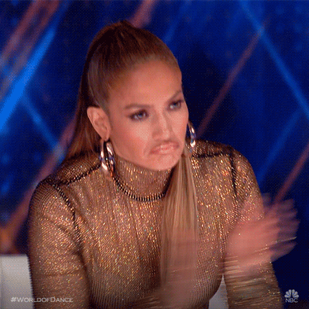 JLO klatscht mit Schmollllippe. Ein sehr fescher Applaus.