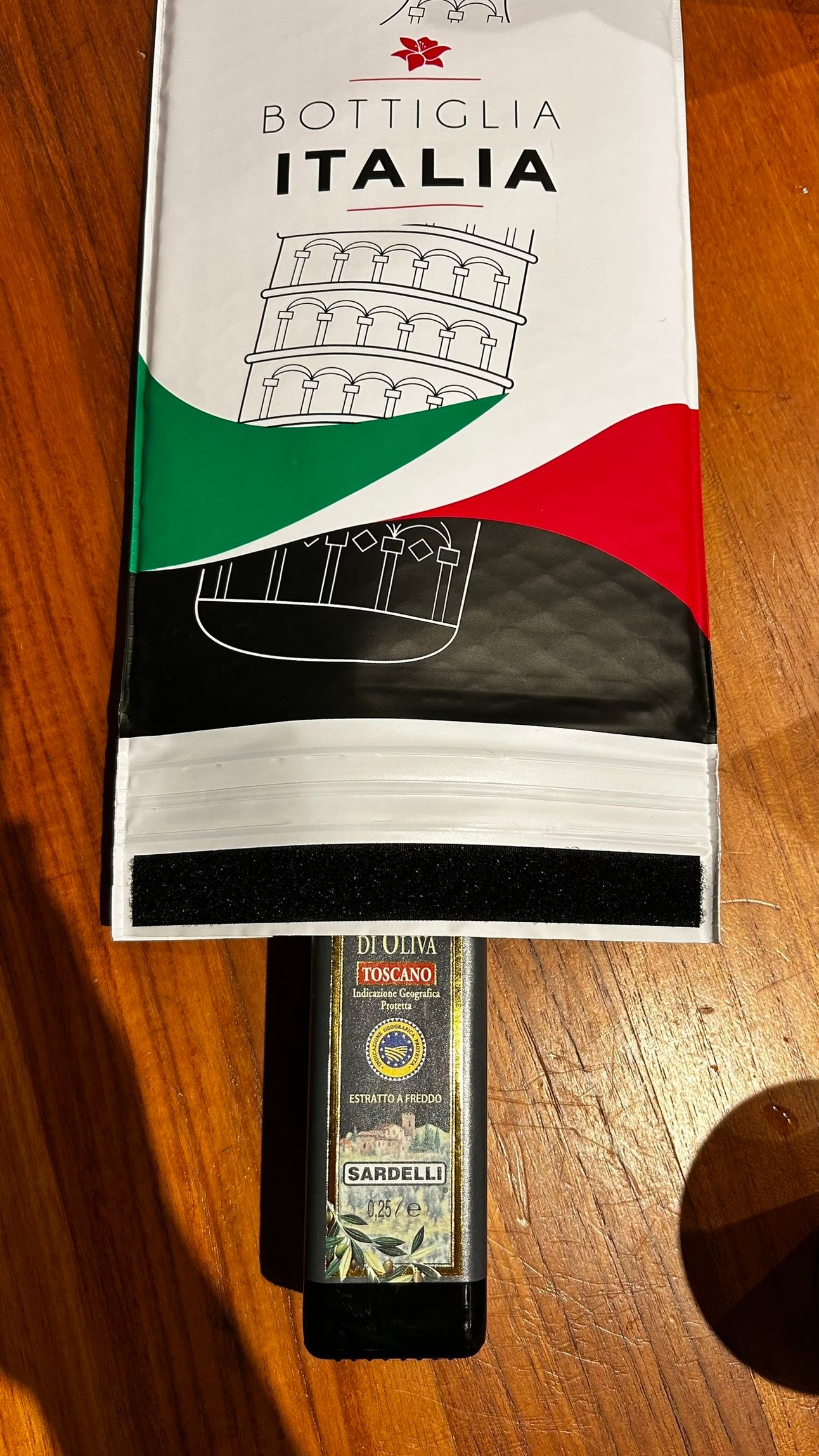 Jimmy the Fox Bottle Italy Wine Travel Bag, designed for wine lovers who bring home the best bottles from their travels. A must-have for exploring Tuscany’s wineries and securing premium Italian wines.