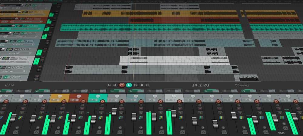 Screenshot van een montage in Reaper, je ziet het scherm in perspectief. Onder meer zie je verschillende tracks en een mixer