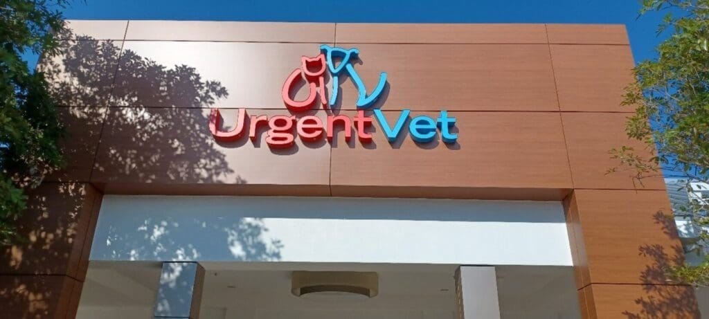 A sign that says " city urgent vet ".