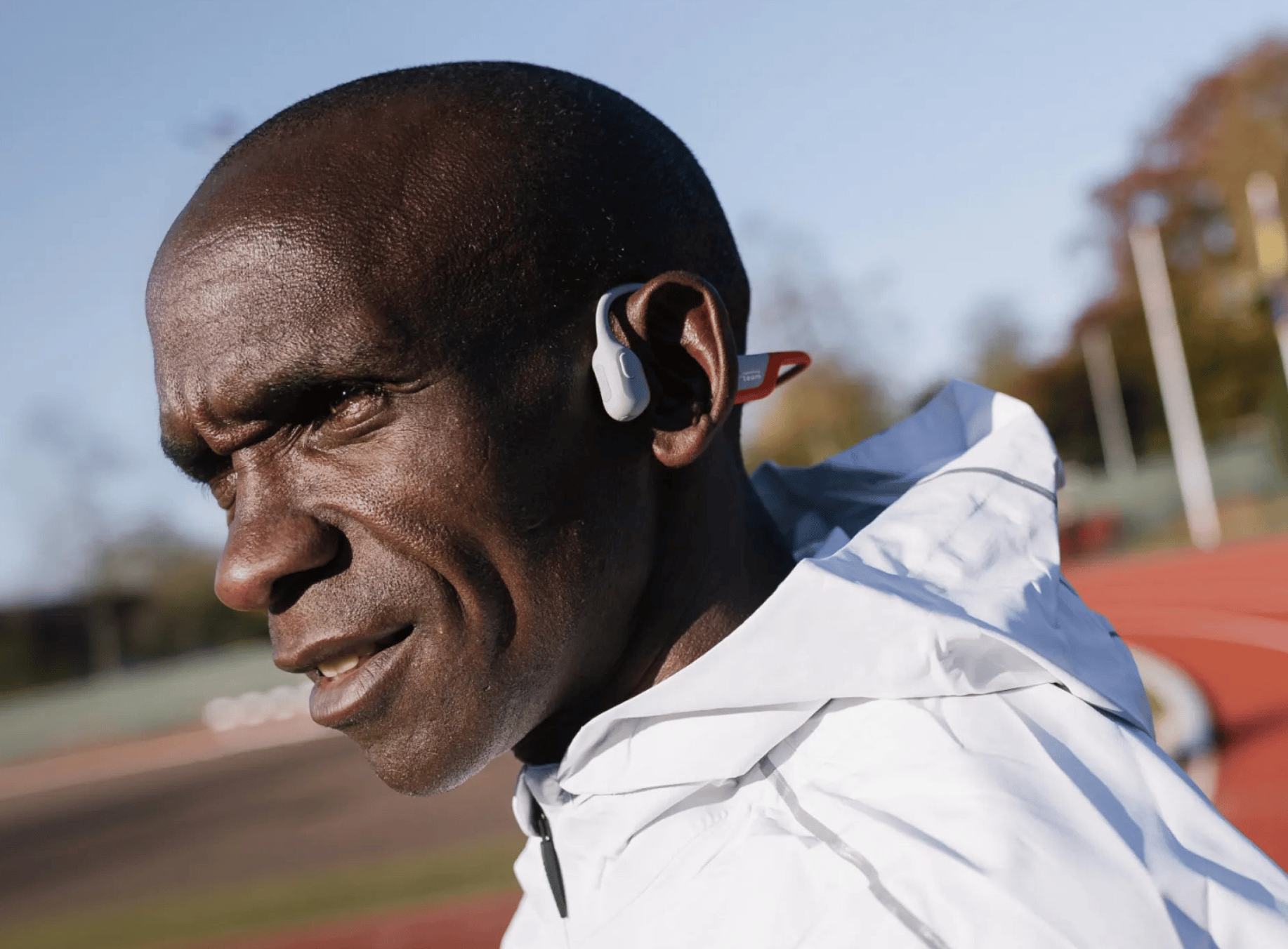 corredor usando os fones shokz