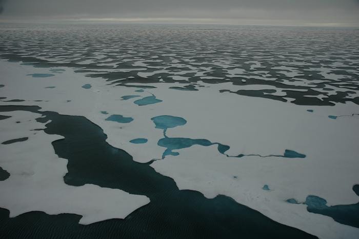 Arctic sea ice is shrinking at an accelerating pace, leading to faster melt rates and shifts in nutrient dynamics. A study led by the University of Washington demonstrates how cosmic dust particles can be used to reconstruct sea ice conditions spanning the last 30,000 years.