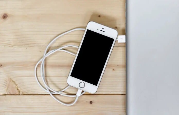 unfreeze-phone-plug-into-charger