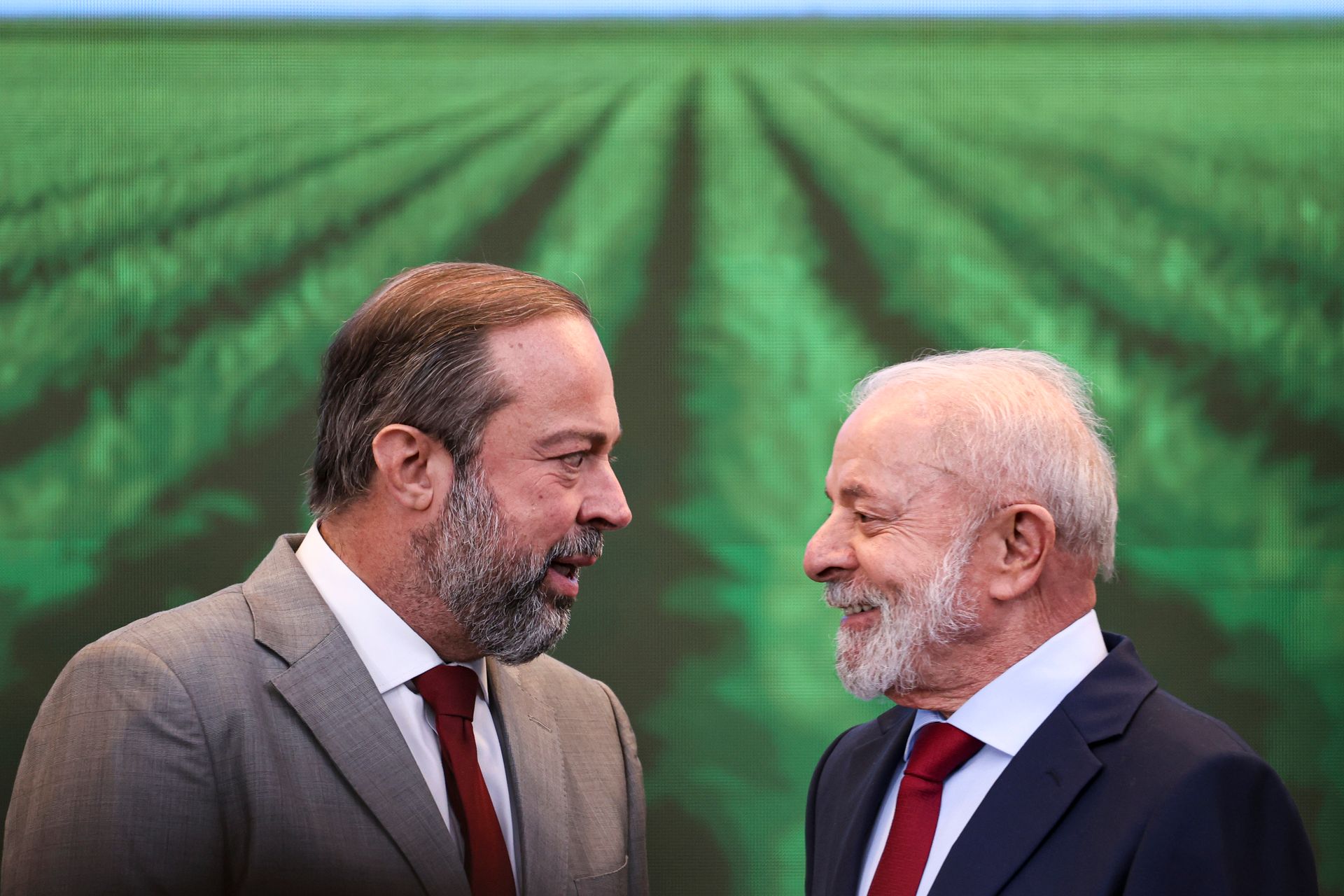 President Lula (right) called rare earths “non-negotiable” last week. Mines and Energy Minister Alexandre Silveira was much less adamant. Photo: Marcelo Camargo/EBC