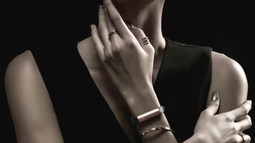 Misfit Ray bracelet connects