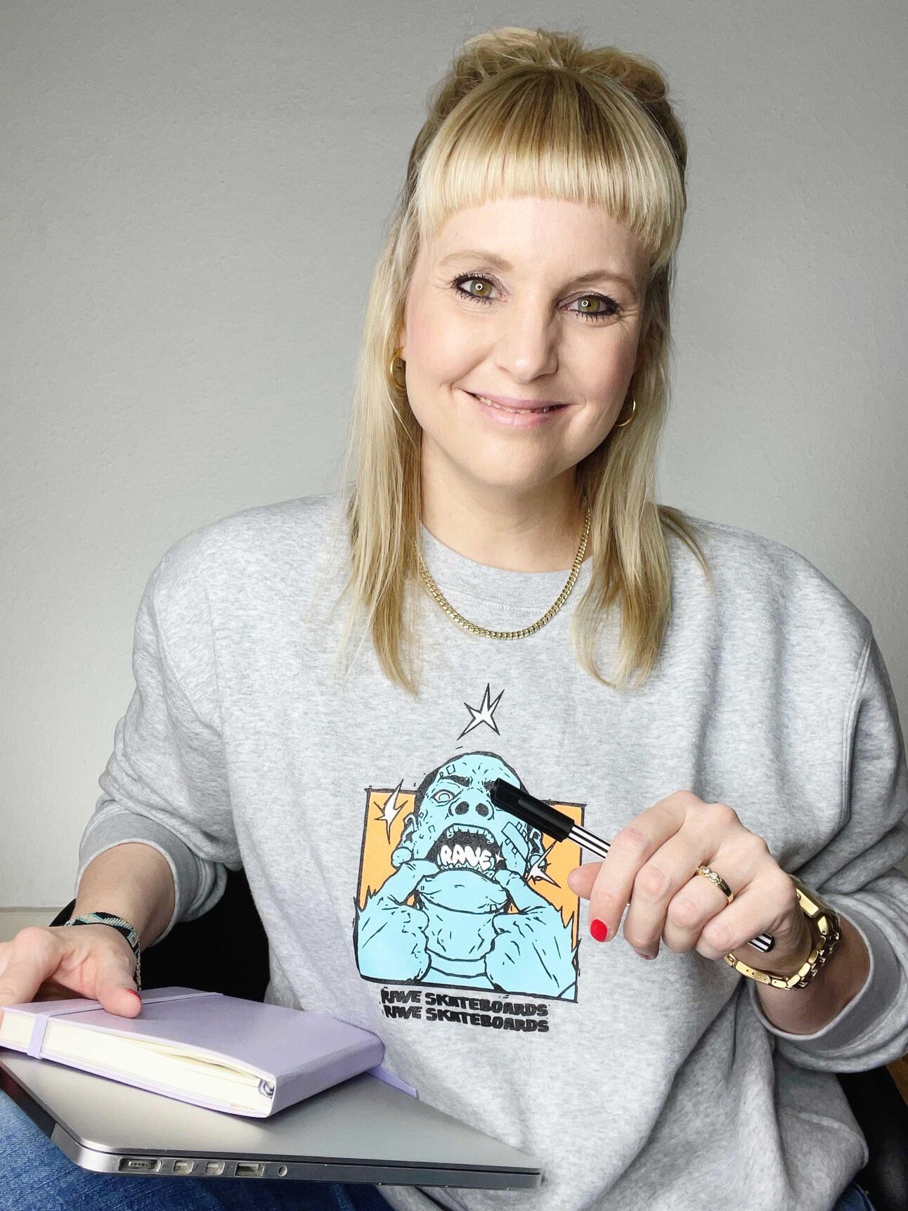 Das ist Karin Postert, Content-Expertin mit Design-Skills. Ich habe Karin in Hamburg auf einer Konferenz kennengelernt, später haben wir uns auf LinkedIn wiedergefunden. Weil Karin dort echt guten Stoff über Content-Strategie & Co. postet. Sehr lesenswert!