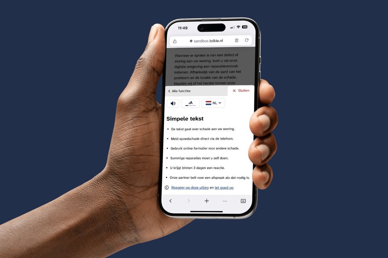 een hand houdt een telefoon vast. op het scherm zie je een voorbeeld van de tolkie tool