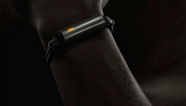 Misfit Ray bracelet connects