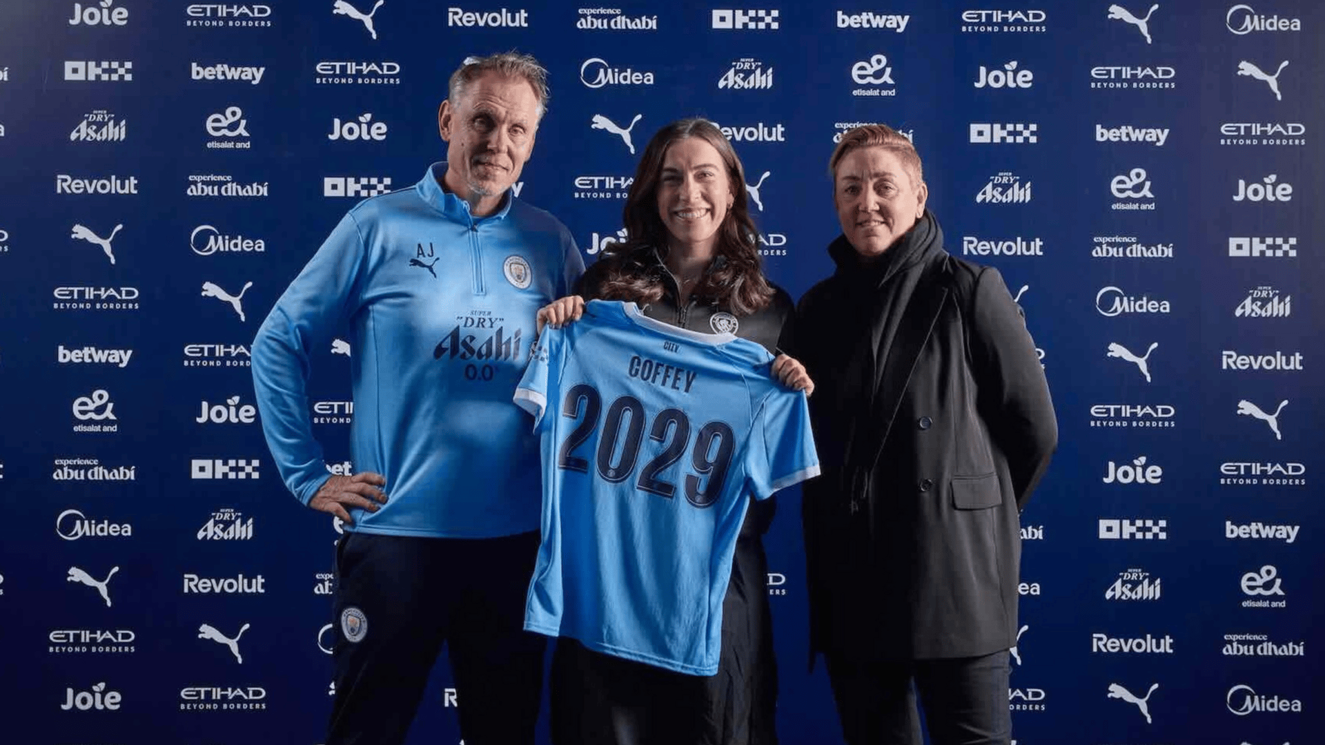 USWNT midfielder Sam Coffey (C) poses with Manchester City head coach Andrée Jeglertz (L) and director of football Therese Sjogran.