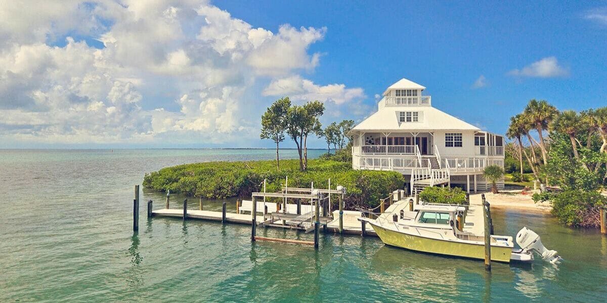 a cute whitehouse by the beach