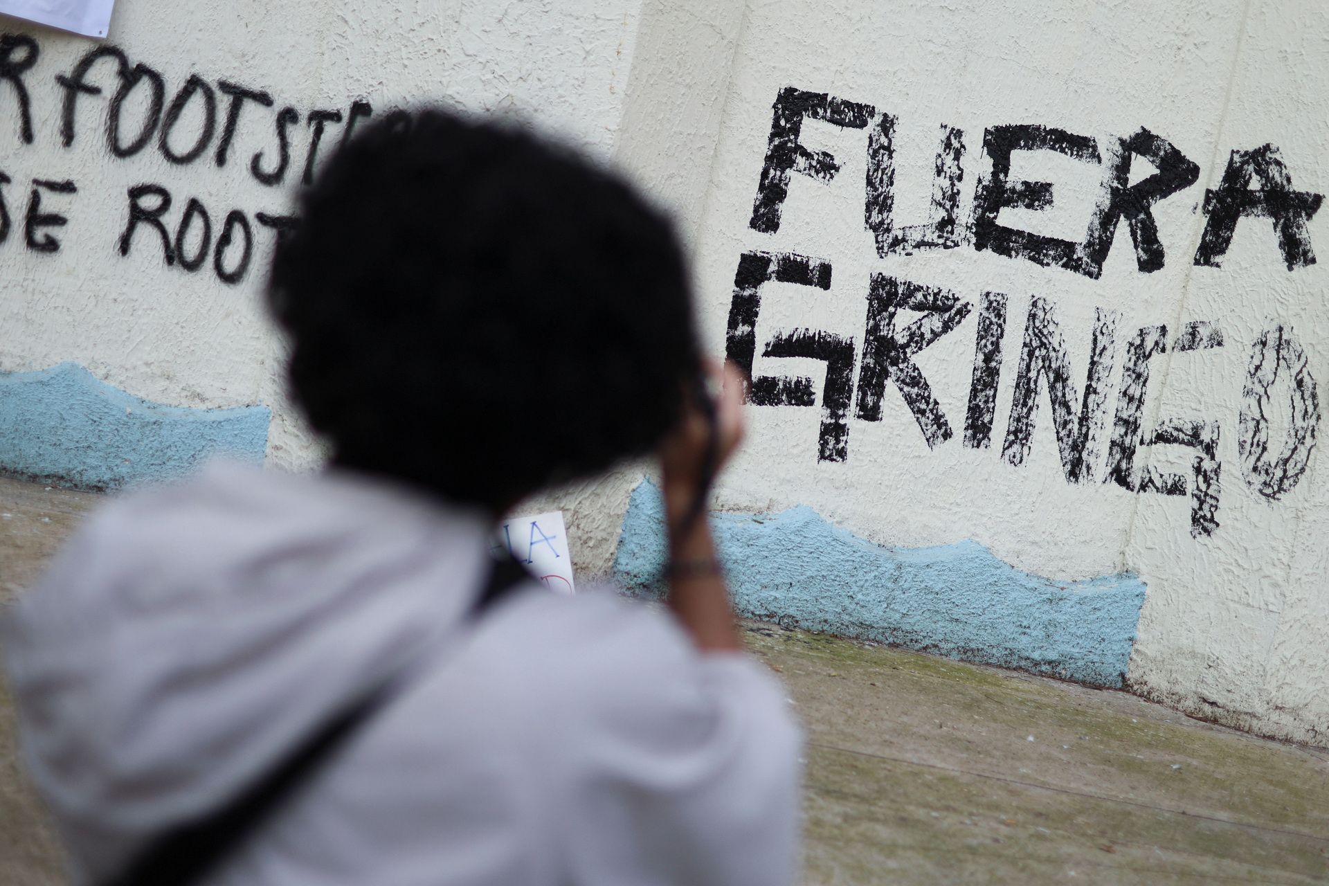 Graffiti reading "Gringo out" during a protest against gentrification in Condesa neighborhood, Mexico City. Photo: Raquel Cunha/Reuters/Folhapress