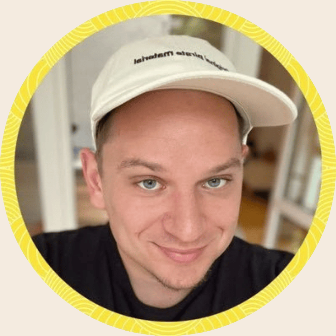 Hier siehst du ein Bild von Kevin Schramm. Er trägt ein Cap und schaut aus, wie ein echt lässiger Typ. Kann ich bestätigen.