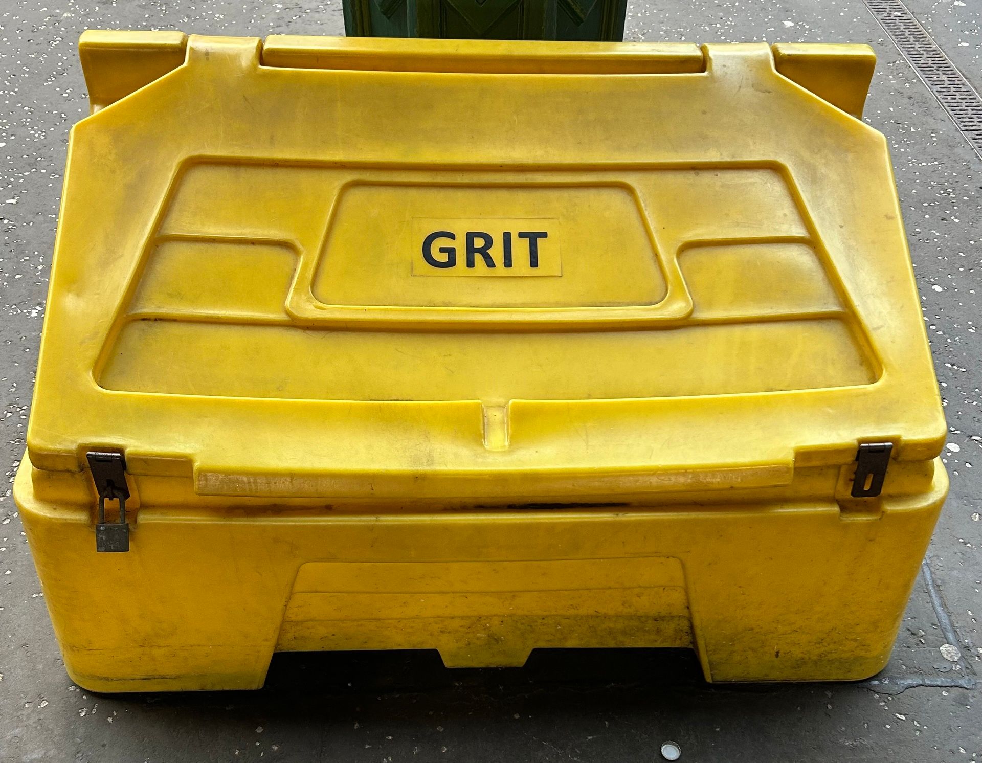 Picture of a tub of grit on the street in Edinburgh
