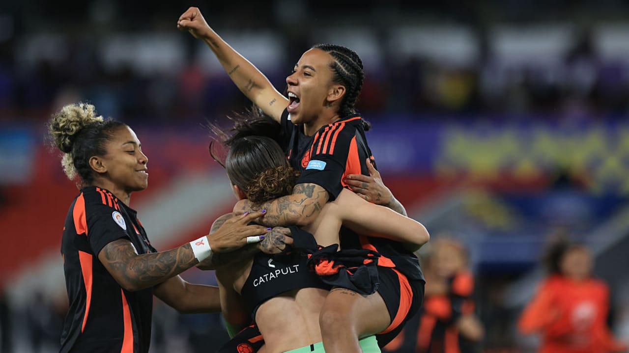 Players of Colombia celebrate after winning the penalty shoot-out of the CONMEBOL Copa America Femenina 2025 Semifinal 