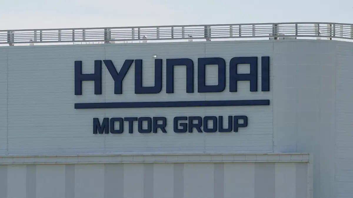 A factory building says HYUNDAI MOTOR GROUP on it.