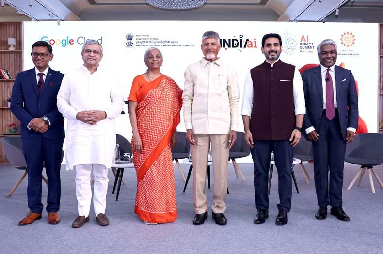 Des représentants du gouvernement indien et de Google Cloud posent ensemble lors du AI Impact Summit organisé par India AI.