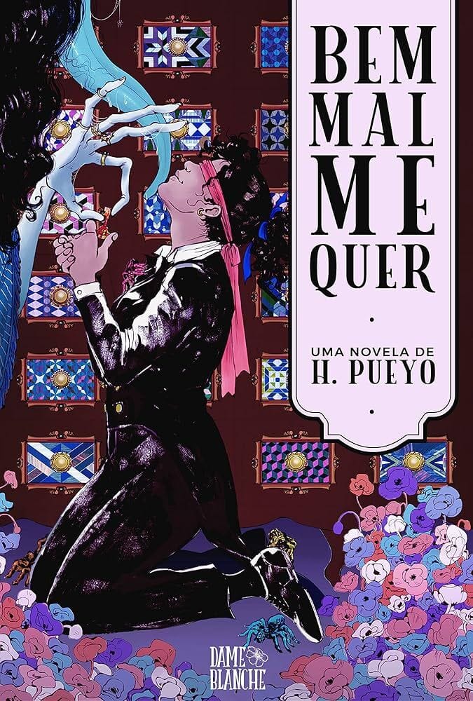 Capa de Bem Mal Me Quer, de H. Pueyo. Ilustrada por uma mulher de terno que está de joelhos diante de uma criatura monstruosa. A mulher está vendada e tem uma expressão adoradora. A criatura esnão aparece por completo na capa, só se vê uma mão pálida de dedos longos cobertos por vários anéis e uma longa língua azul.
