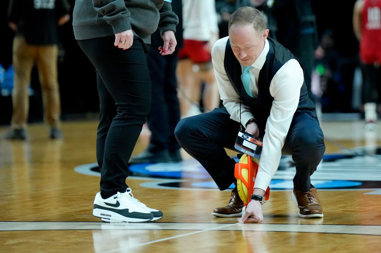 NCAA to fix discrepancy 3-point lines before UConn-USC