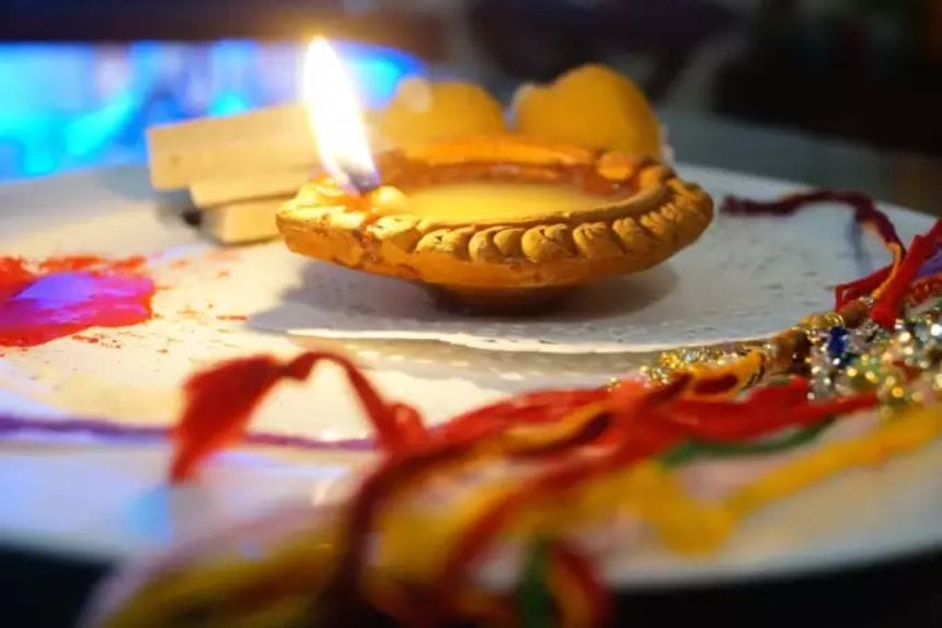 Rakhi Wishes in Hindi: रक्षाबंधन के इस शुभ अवसर पर अपने भाई को भेजें दिल छू लेने वाला मैसेज और कोट्स