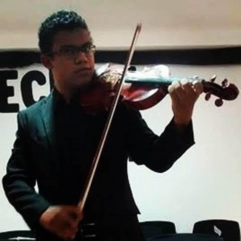Grot negro d óculos e terno todo preto tocando violino