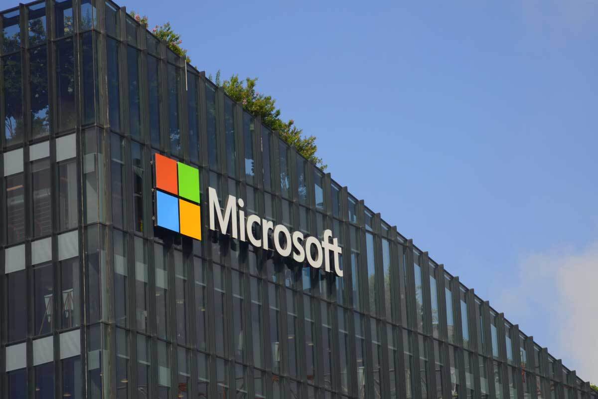 AI Boom Falters as Tech Stocks Slide and Data Centers Stall