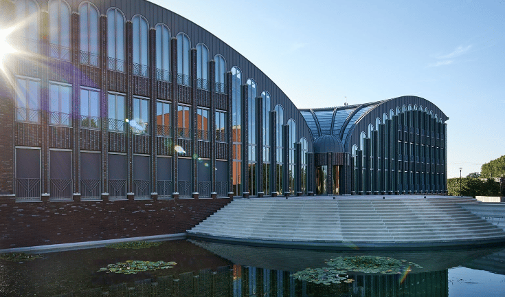 Foreign investors are coming back to Canada