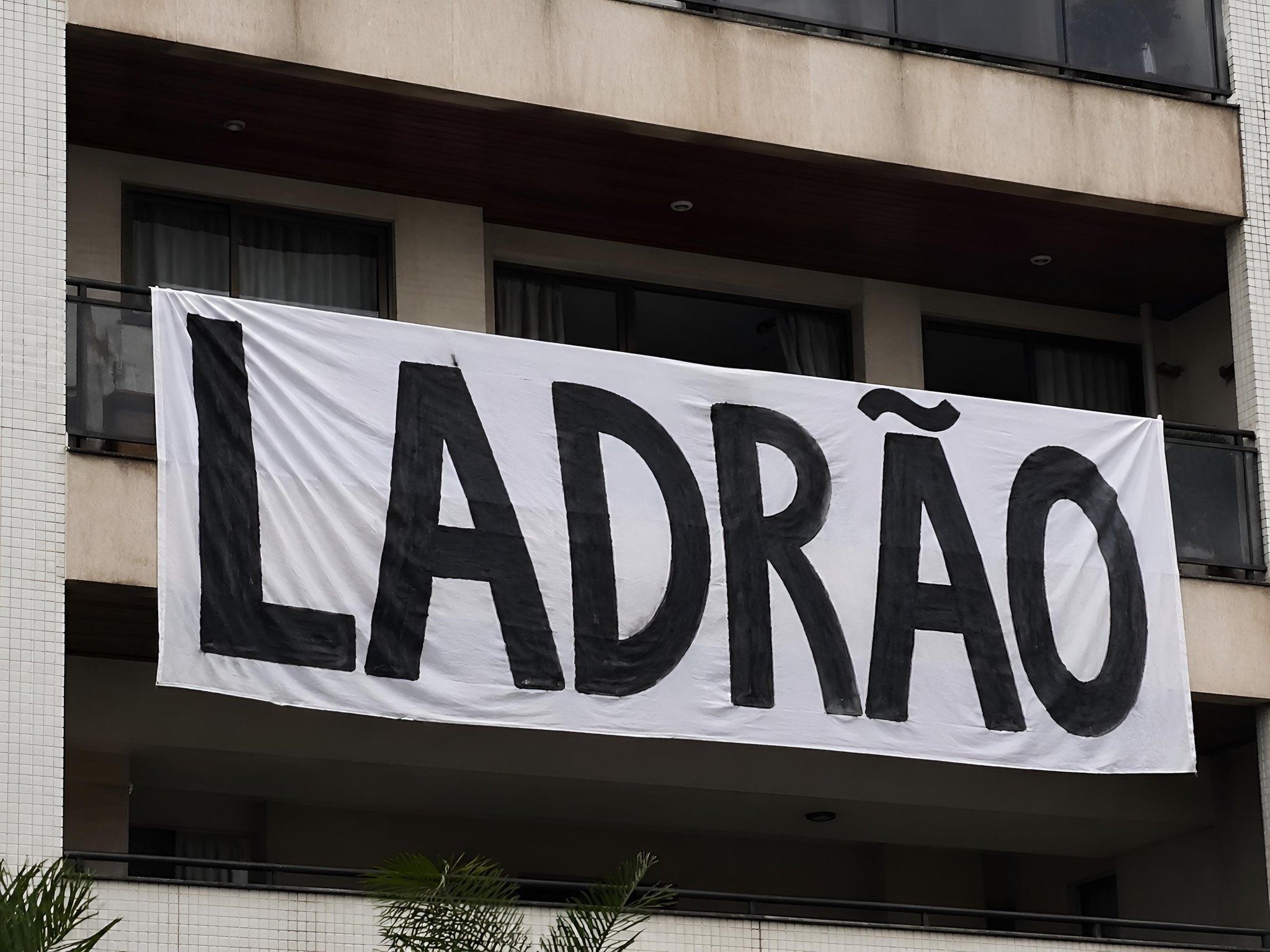 Messias garantido, faixa apagada e R$ 86 bilhões vazando no Porto do Rio