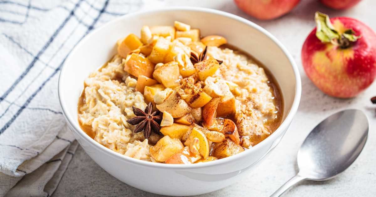 Varm ayurvedisk frokost: grøt med eple, pære og krydder