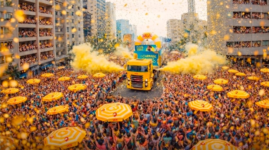 Skol leva Calvin Harris para a folia e transforma a Consolação em pista de Carnaval