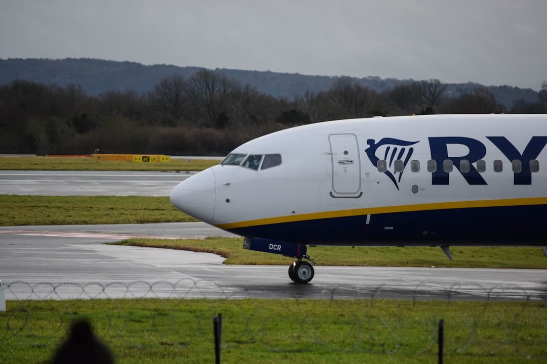 Ryanair Passenger Climbs Into Overhead Bin - Plus a United Bomb Scare and the Transfer Bonus You Have 4 Days Left to Use